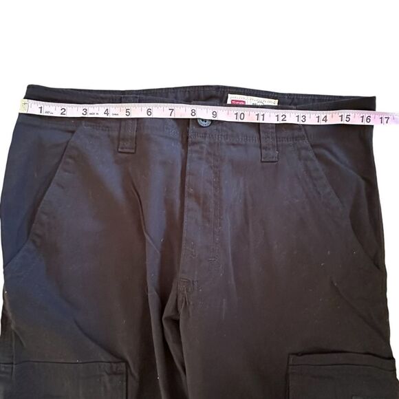 Wrangler ~ Black Relaxed Fit Cargo Pants ~ size 32/30 ~ NWT ~ Flex for comfort - Picture 8 of 13